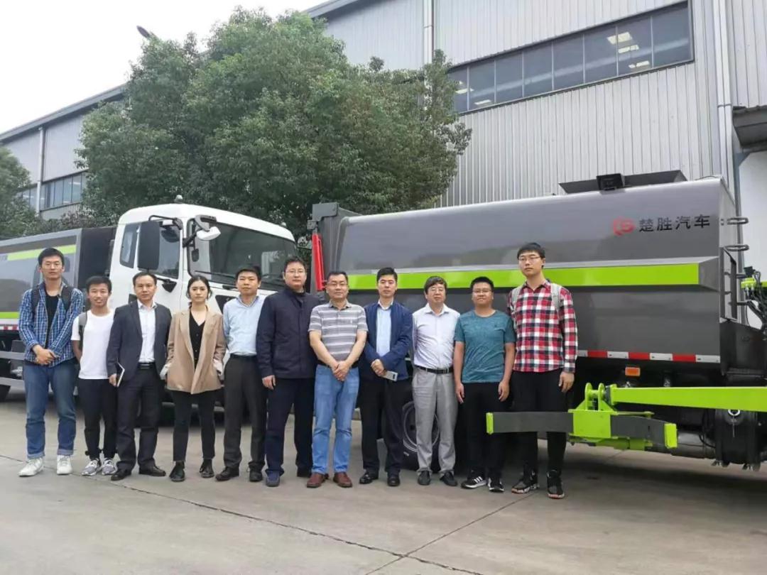 驚艷！“智能機(jī)械臂”自裝卸式垃圾車震撼問世